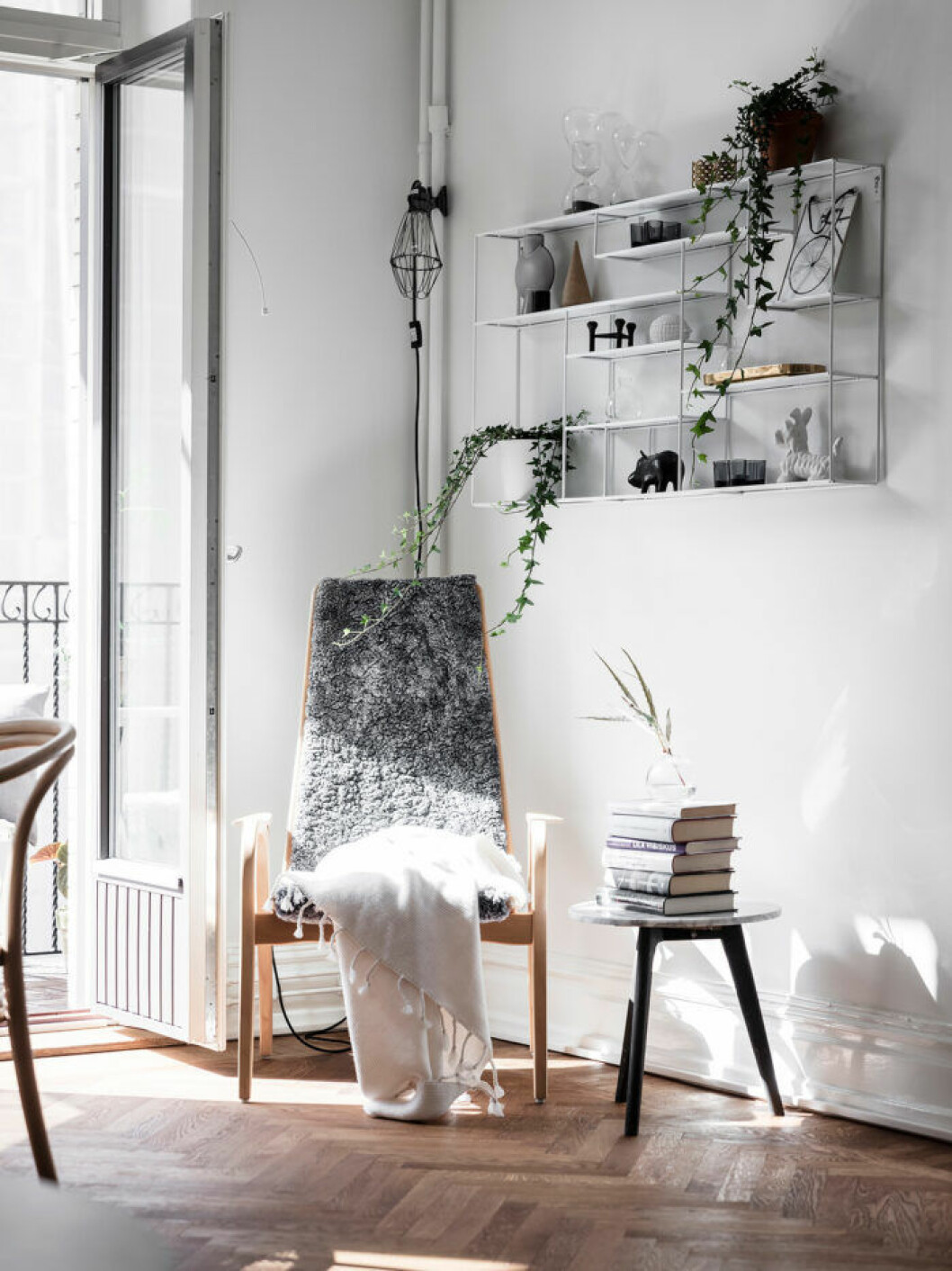 Styling: Nouvel interiör Foto: Anders Bergstedt för <a href="http://entrancemakleri.se/hem-till-salu/" target="_blank" rel="noopener">Entrance mäkleri</a>/Mäklare: Jessica Fridstedt Inred en läshörna för mindre skärmtid