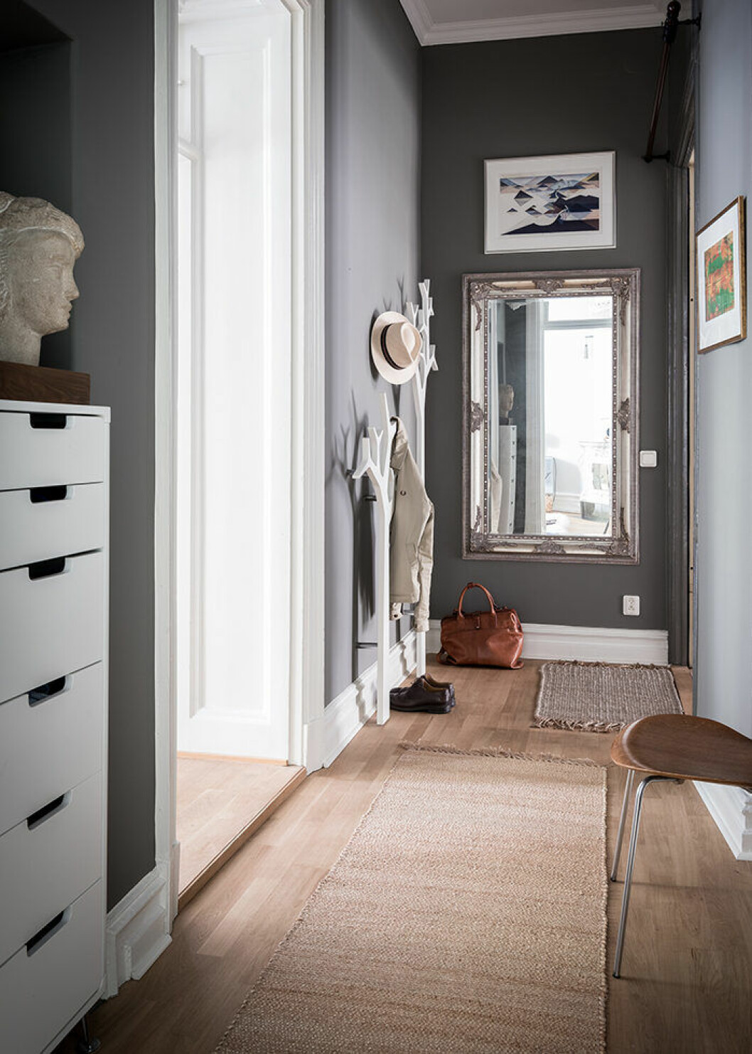 Mattor fångar upp smutsen i hallen och förhindrar den från att ta sig längre in i hemmet. Foto: Alen Cordic Styling: Nouvel interior för Bjurfors/mäklare: Sandra Stals Snygg hall med dörrmattor och smart förvaring