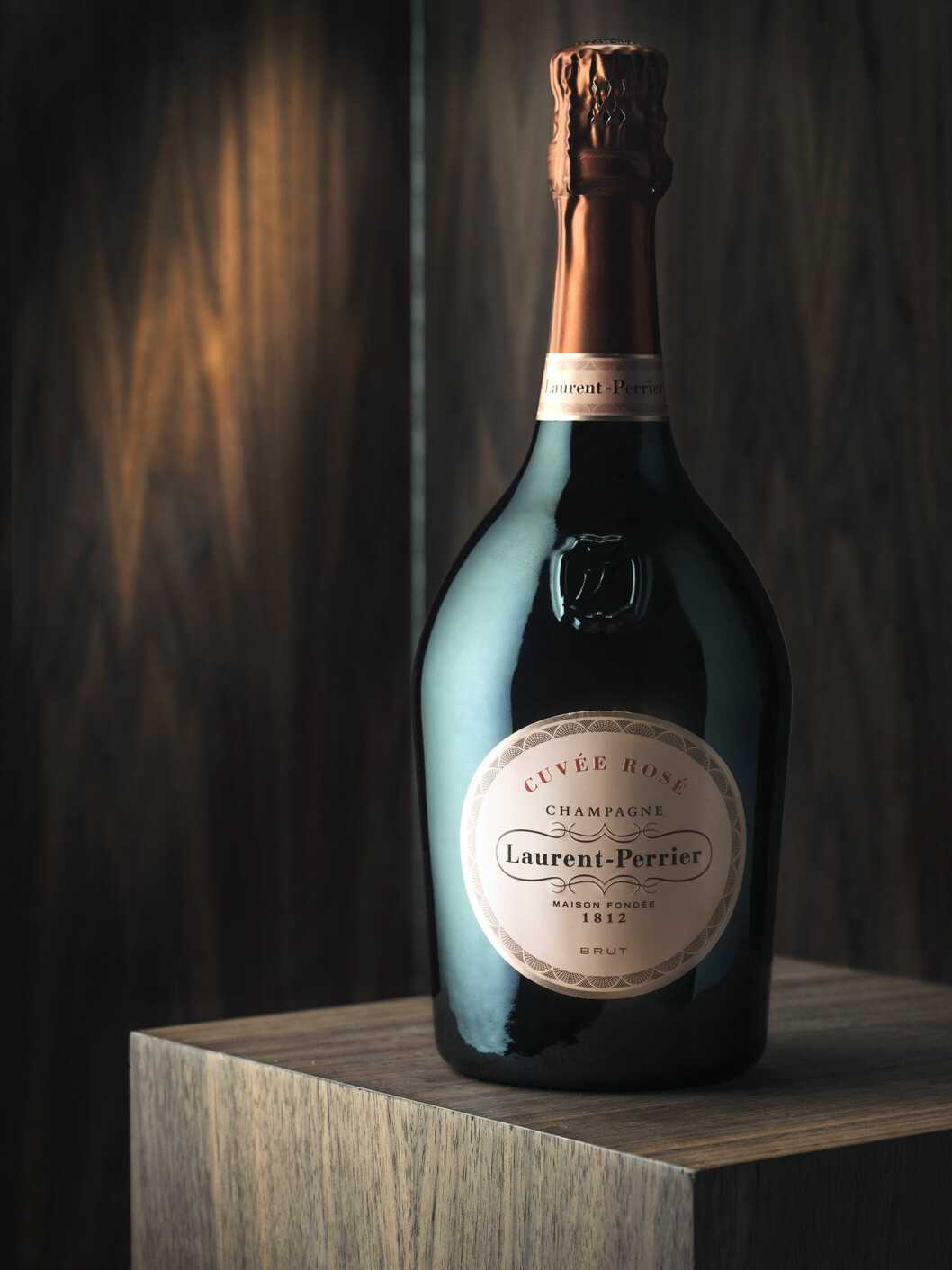 Laurent Perriers rosechampagne tillsammans med Madeleine Asplund Klingstedt.
