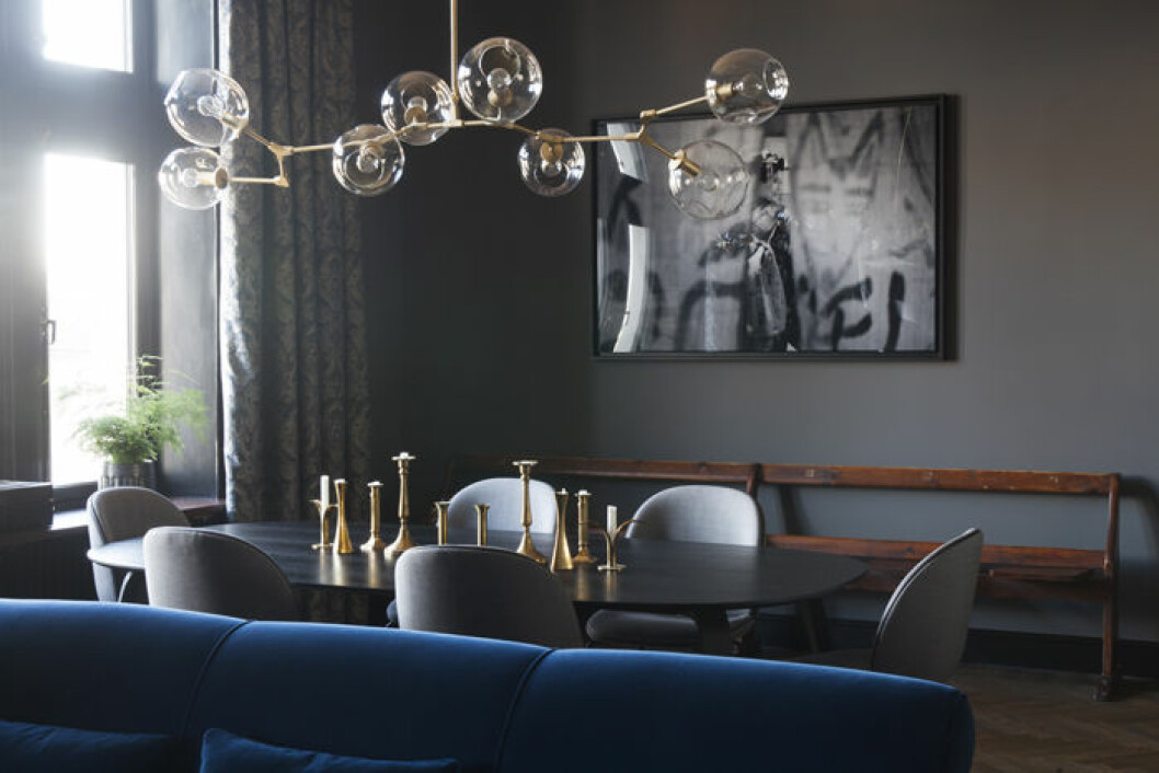 1. Den kornblå soffan har flyttat med från parets tidigare hem i New York. Matsalsbord Ellips och stolar Beetle chair, Gubi. Taklampa av okänt ursprung. Den gamla biografbänken i trä från tidigt 1900-tal är köpt på auktion. Print i ram, Scène japonaise av Xabi Etcheverry, Yellowkorner. Samtliga gardiner i våningen är måttbeställda hos Gardinmagasinet. 1. Den kornblå soffan har flyttat med från parets tidigare hem i New York. Matsalsbord Ellips och stolar Beetle chair, Gubi. Taklampa av okänt ursprung. Den gamla biografbänken i trä från tidigt 1900-tal är köpt på auktion. Print i ram, Scène japonaise av Xabi Etcheverry, Yellowkorner.com. Samtliga gardiner i våningen är måttbeställda hos Gardinmagasinet.