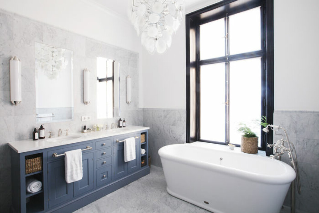 I badrummet hänger en takkrona från Vistosi för Murano, italienskt 70-tal. Måttbeställd kommod från Lidhults. Handfat samt blandare från Thomas Crapper. Väggarmaturen vid speglarna är måttbeställd från England. Badkar och blandare Thomas Crapper. Spektakulära ljuskällor är Johans och Isabels grej. »Det är så många som tänker på allt, men missar belysningen.« I badrummet hänger en takkrona från Vistosi för Murano, italienskt 70-tal. Måttbeställd kommod från Lidhults. Handfat samt blandare från Thomas Crapper. Väggarmaturen vid speglarna är måttbeställd från England. Badkar och blandare Thomas Crapper.