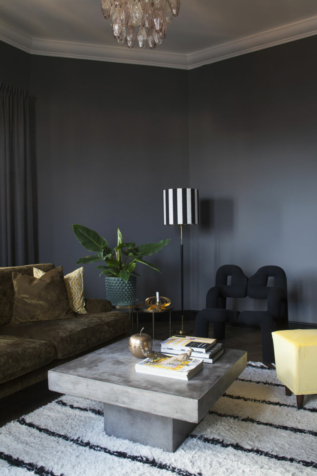Soffa från The sofa store med kuddar från Etsy. Fåtöljen Ekstrem av Terje Ekström köpt på auktion. Handvävd spansk matta, Artilleriet. Golvlampan är vintage med en skärm som Isabel har tillverkat själv. Den lilla pallen har hängt med från parets tidigare hus i Spanien men Isabel har klätt om den i gul sammet. Takkronan i Muranoglas är formgiven av Carlo Scarpa för Venini runt 1958. Inropad på auktion 3. Soffa från The sofa store med kuddar från Etsy. Fåtöljen Ekstrem av Terje Ekström köpt på auktion. Handvävd spansk matta, Artilleriet. Golvlampan är vintage med en skärm som Isabel har tillverkat själv. Den lilla pallen har hängt med från parets tidigare hus i Spanien men Isabel har klätt om den i gul sammet. Takkronan i Muranoglas är formgiven av Carlo Scarpa för Venini runt 1958. Inropad på auktion