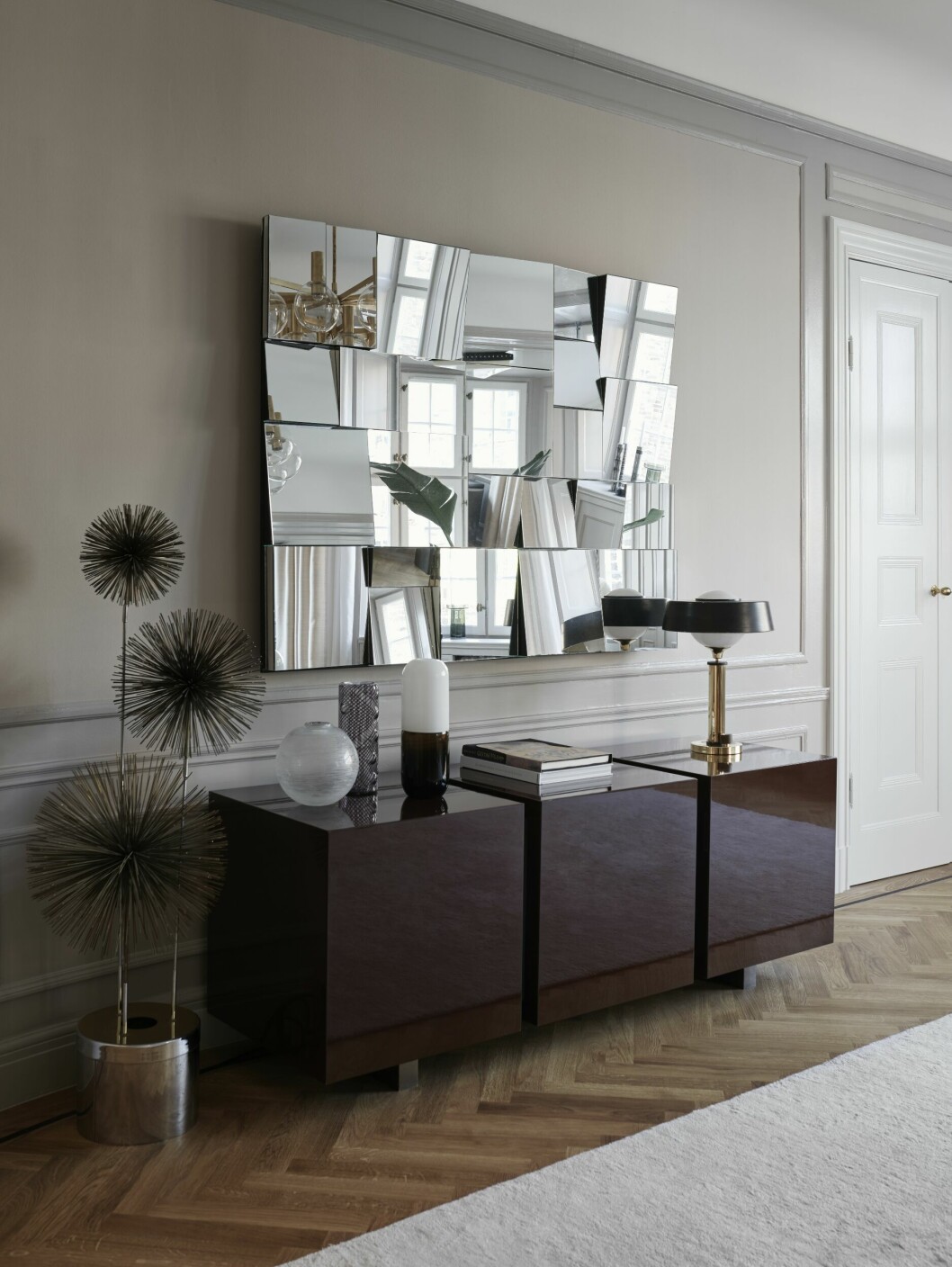I matsalen står ett sideboard som Studio Lawahl specialdesignat för rummet. Ovan den en vintagespegel av Neil Small. Den blomsterlika golvlampan är vintage och designad av Curtis Jère.