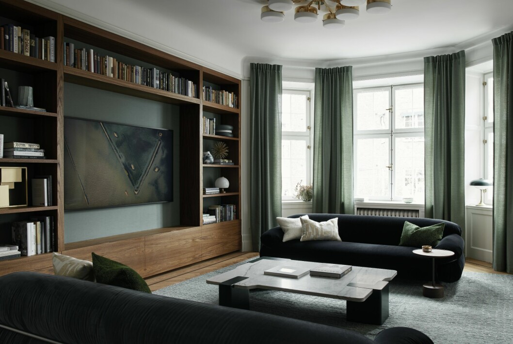 Ett av familjens mest använda rum är det stora tv-rummet. Här har Studio Lawahl designat den stora platsbyggda bokhyllan och det rejäla soffbordet med samma skiva i samma sten som köksbänken.