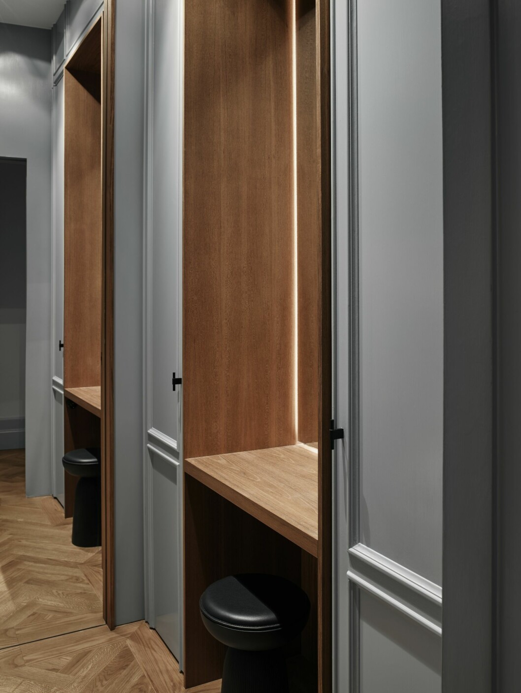 I ett av barnrummen finns en platsbyggd klädkammare med detaljer i teak. Handtagen Line kommer från BB Sweden och pallen Nera är formgiven av Monica Förster för Zanat.