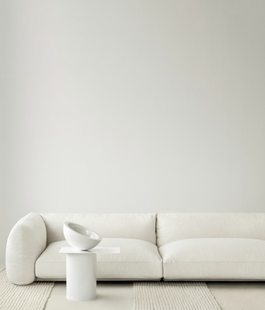 Mattan Striped Bone White och generösa soffan LA Sofa 01 har designats för att stå emot tidens tand. Mattan Striped Bone White från Layered och soffan LA Sofa 01.