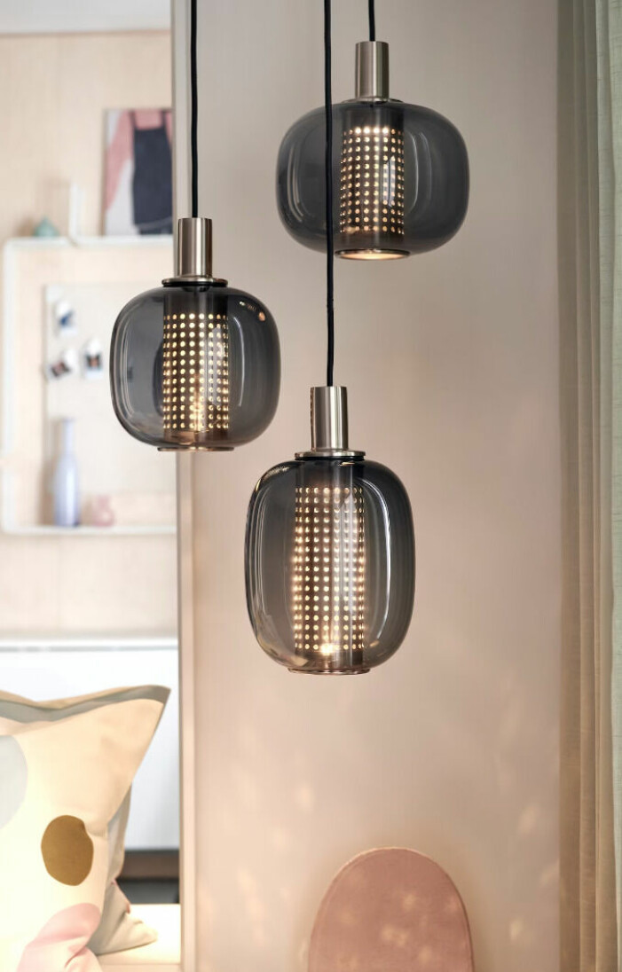 Idag har stora aktörer, som exempelvis Ikea, sållat bort glödlampor helt ur sitt sortiment. Denna lampa med led heter <span class=" italic" data-lab-italic_desktop="italic">Högvind</span> och kommer från Ikea. Lampa med led