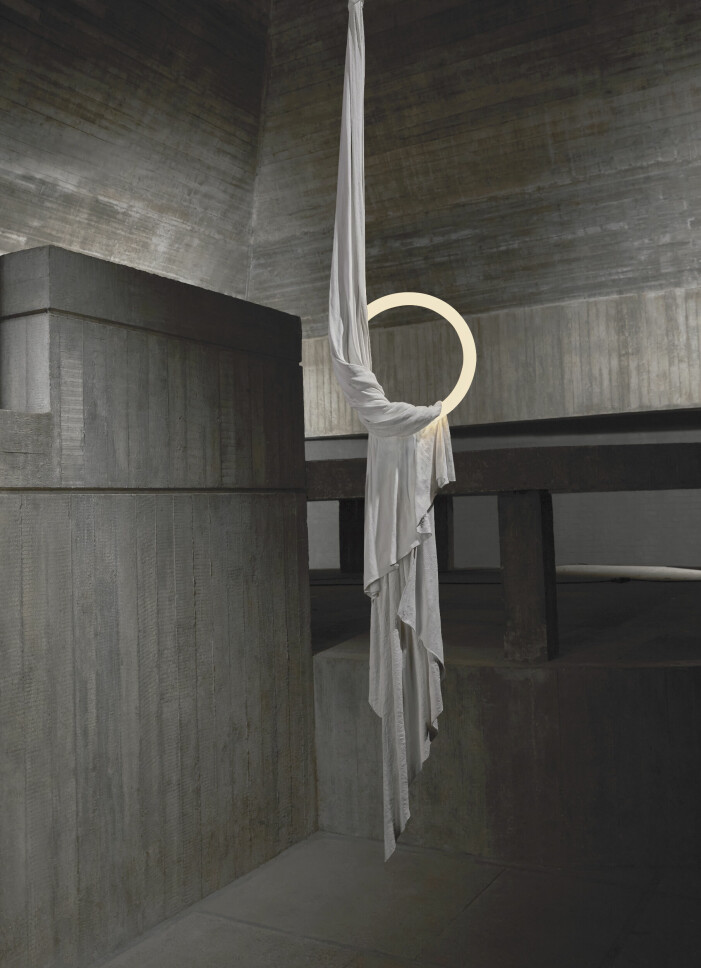 Lee Brooms Requiem, kommer i en limiterad upplaga om 15 ex av varje. Lee, som också har en bakgrund på Saint Martin´s, och som designer hos Vivienne Westwood, har lekt med gips som material som han mixar med sina lampor. Att han lyckas få gipsen att vecka sig som ett tyg är rent galet imponerande. Lee Broom