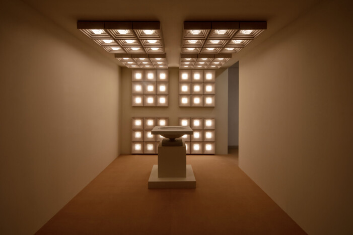 Lee Broom hade nog den häftigast utställningen på hela Salone, Divine inspiration. Han har hämtat sin inspiration från kyrkor och andra heliga platser. Detta gör hans ljuskällor till en nästan andlig upplevelse. Pantheum tar dig direkt till Rom. Lee Broom Divine inspiration