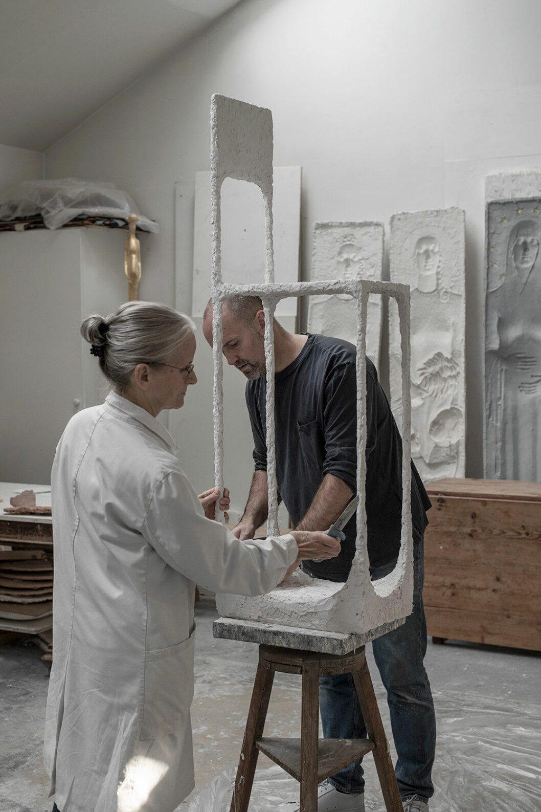 Lenas ateljé ligger på Skinnarviksberget i Stockholm. Här jobbar hon och sonen Alexander Lervik på en skulptur till hans utställning Imaginations som kommer att visas under första februariveckan på Sven Harrys konsthall i Vasaparken. lena lervik atelje