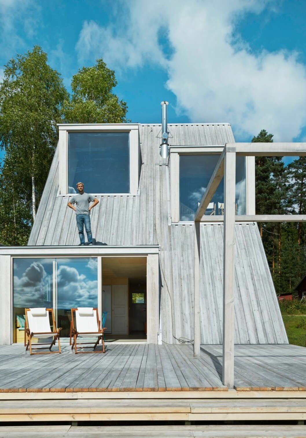 Ett hus som liknar en oerhört kaxig ostbit. På kant med konventionerna, men i full harmoni med omgivningarna. Korgarna på terrassen kommer från Svensk slöjd, hinkarna Knut & Svea. Leo Qvarsebo är utbildad i Stockholm och Paris. Hans föräldrar är konstnären Lena Lervik och skulptören Thomas Qvarsebo, han är yngst av fyra syskon. Leo Qvarsebo sommarstuga foto Ake Eson Lindman2