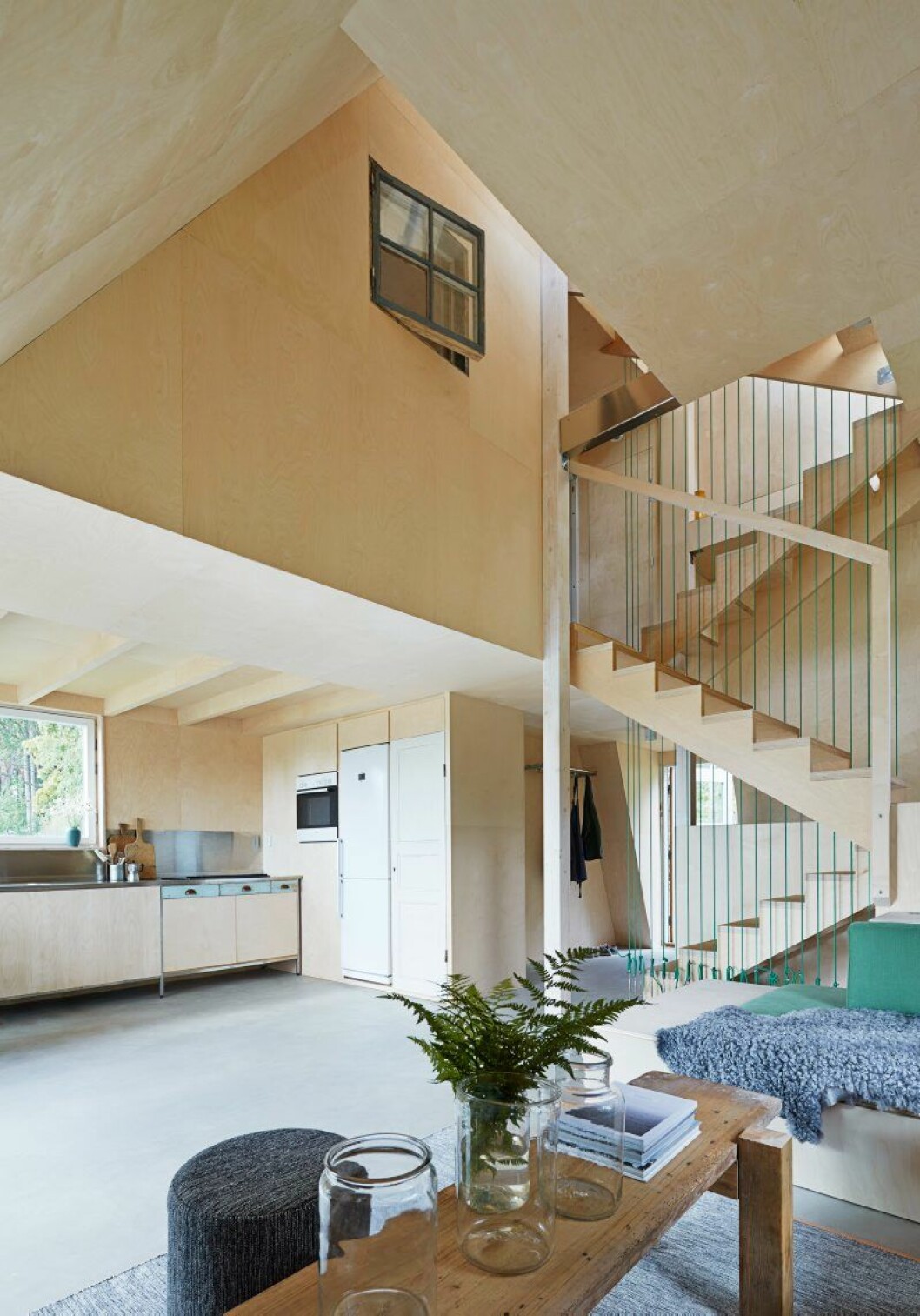 Glasburkarna på bordet kommer från Garbo och Iris, mattan och puffen är från Designhouse Stockholm. Leo Qvarsebo sommarstuga foto Ake Eson Lindman5
