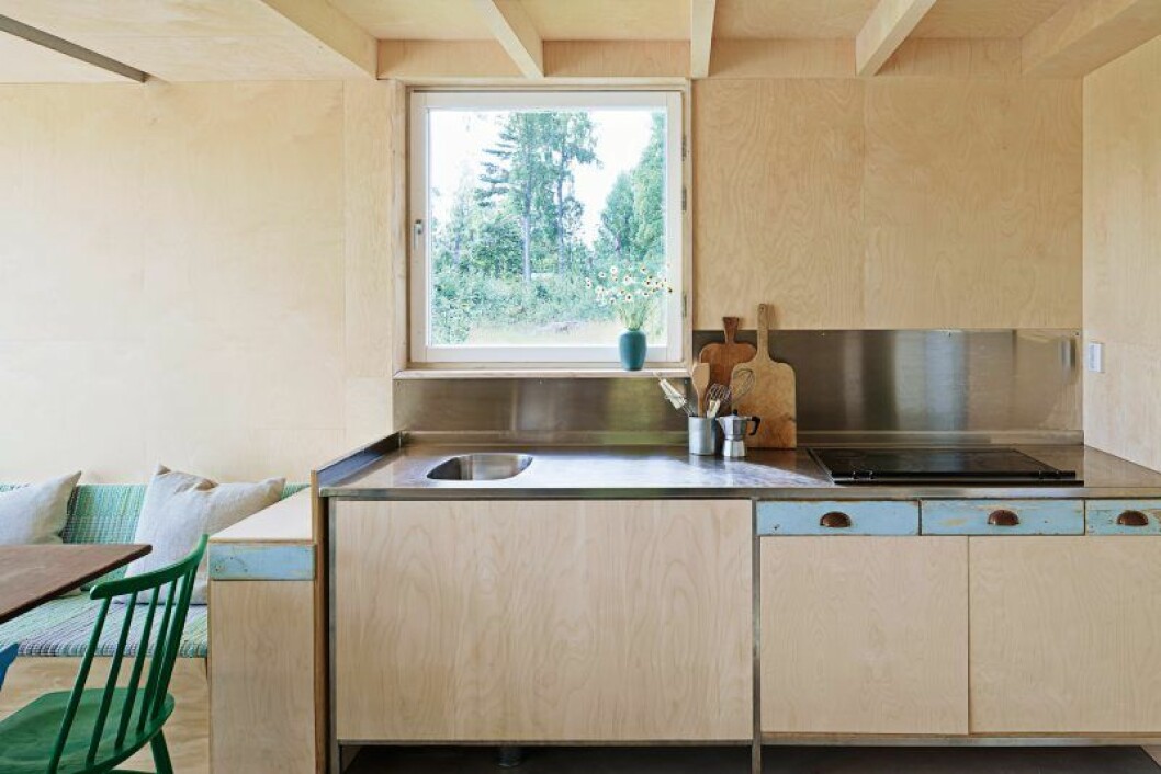 I sann gör-det-själv-anda är köket byggt med likadan plywood som husets inredning i övrigt, med gamla kökslådor, vitvaror och diskbänk som fyndats på Blocket eller donerats av vänner.Skärbrädor, Garbo. Leo Qvarsebo sommarstuga foto Ake Eson Lindman6