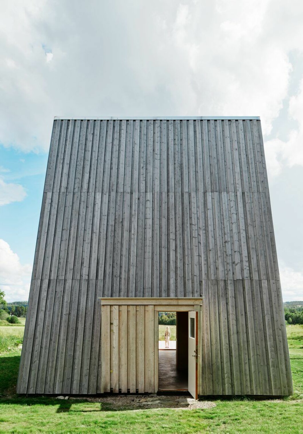 Aldrig har väl kontrasten mellan fram- och baksida varit så tydlig som här. Men varför ska fönster placeras mot en mörk granskog när ett vidunderligt landskap ligger framför huset? Leo Qvarsebo sommarstuga foto Ake Eson Lindman10