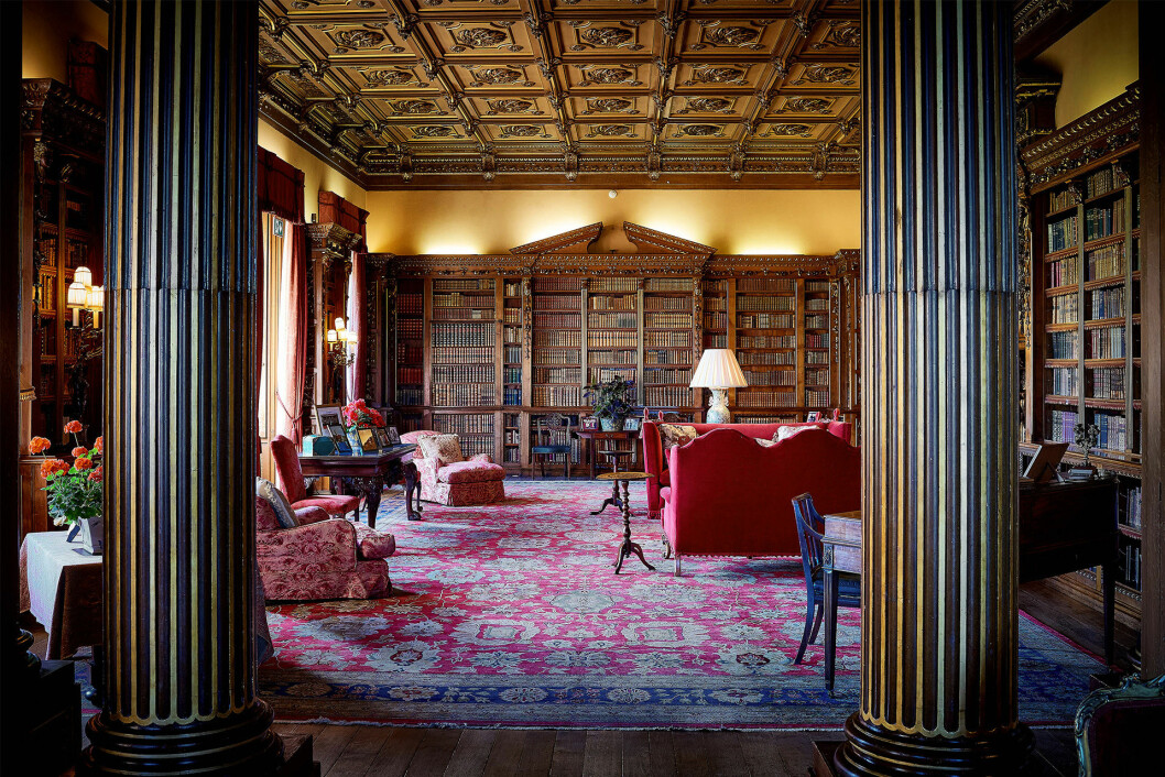 Kaffet efter middagen dukas upp i biblioteket. Biblioteket på Downton Abbey som egentligen heter Highclere Castle