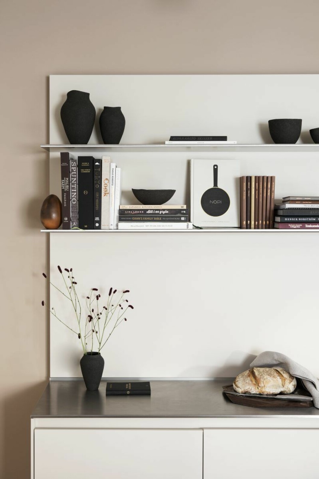 Italiensk skymning. Köket är målat i färgen Dead salmon från Farrow & Ball.