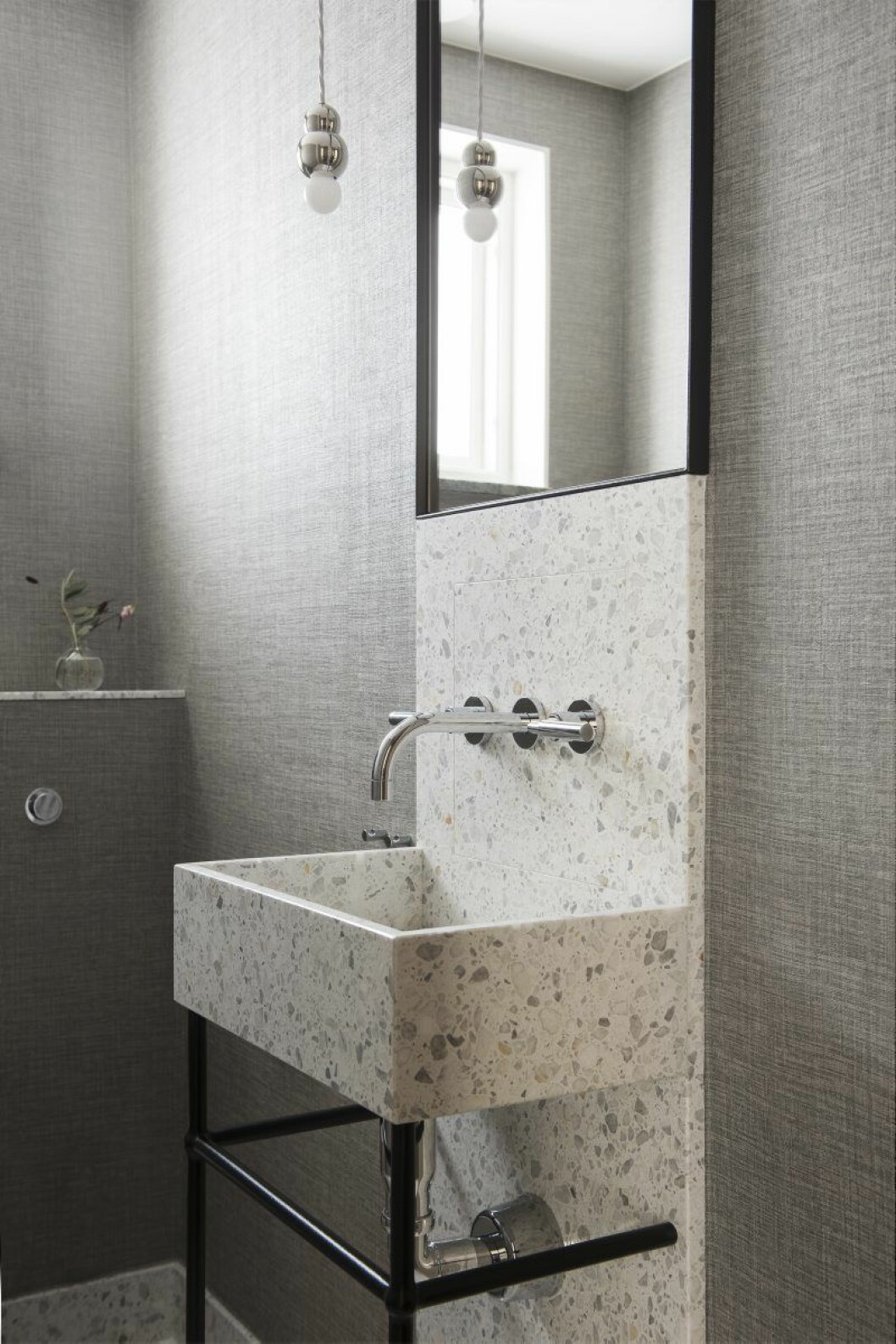 Gästtoalett med spegel och handfat i terrazzo, Liljencrantz Design. Strukturtapet från Elitis. Belysning, Michael Anastassiades för Svenskt tenn.