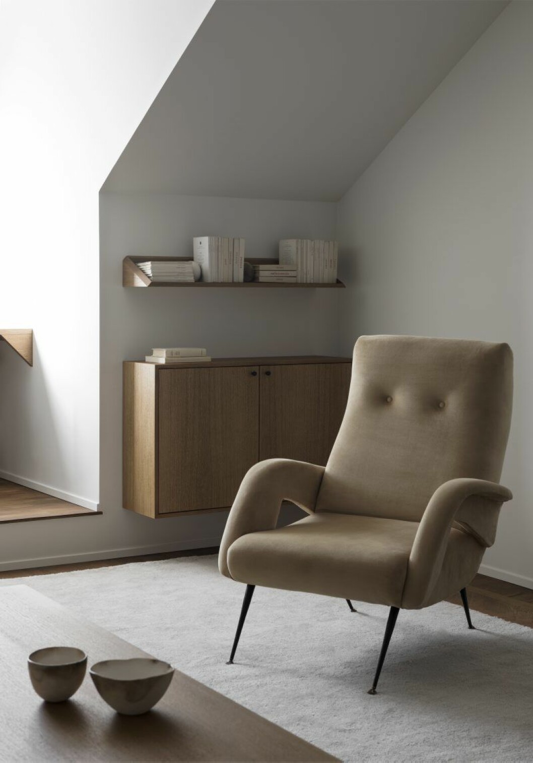 Skåp, hylla, skrivbord och soffbord exklusivt framtagna för huset av Liljencrantz design. Matta i handknuten ull från Knut. Sammetsfåtölj från Sjöström antik.