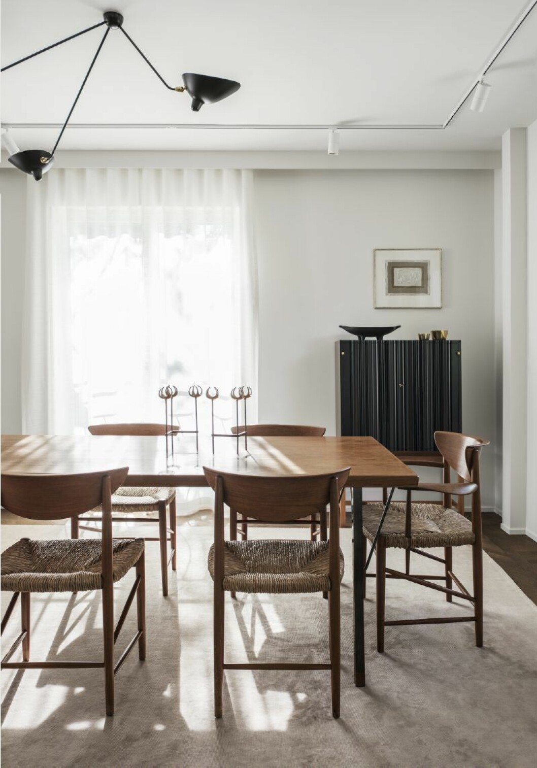 Matsalsbord designat på 60-talet av Peter Hvidt och Orla Molgaard. Även stolarna är av Peter Hvidt. Tevagn och wellpappskåp från Svenskt tenn. Matsalslampa, Serge Mouille. Tavla i köket av Lennart Rodhe.