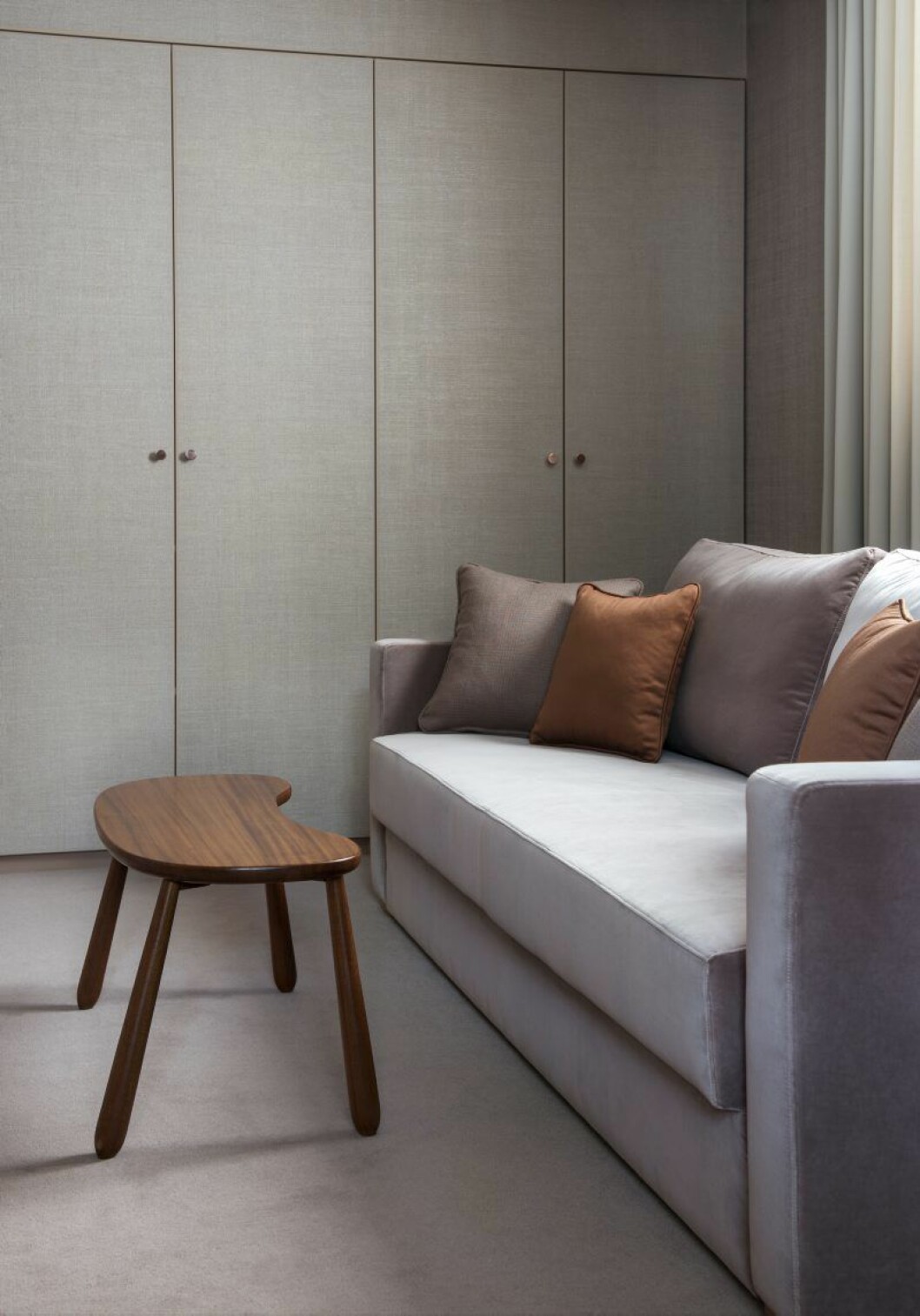 Kontoret är inrett med bäddsoffa från Posh living och bord från Svenskt tenn.