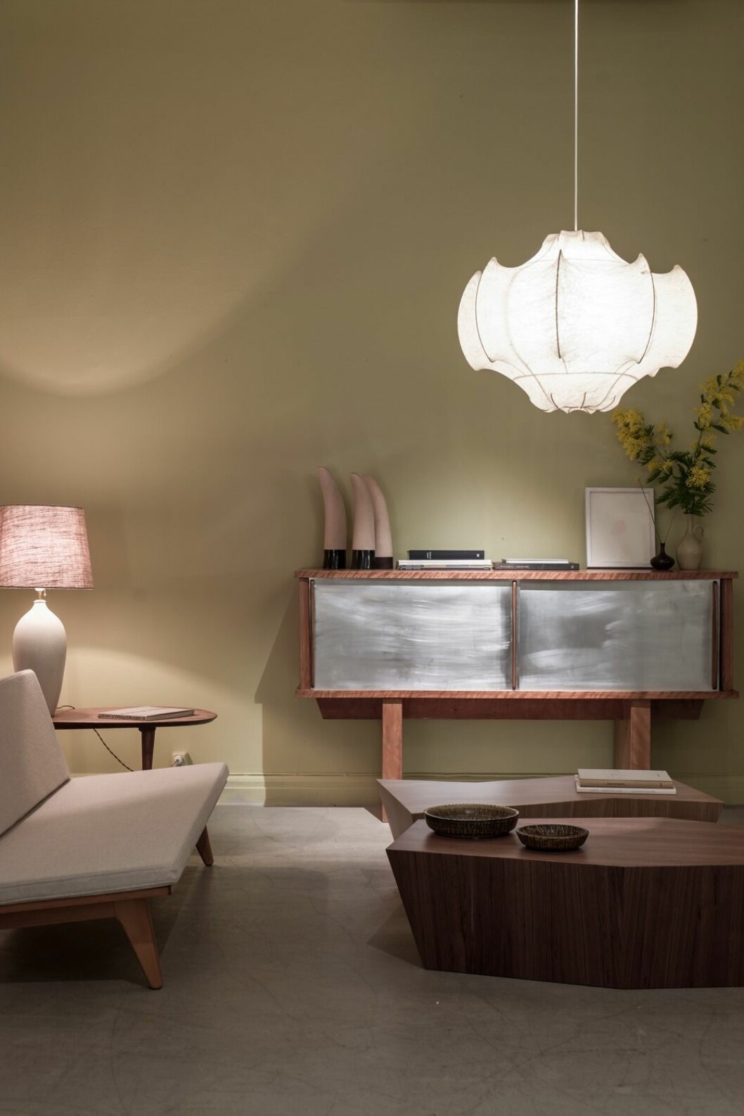 Skåp vintage Frankrike 50-tal, Soffa Gustaf Hiorth Af Ornäs, njurformat sideboard Belgien 50-tal. Bordslampa 40-tal Carl Harry Stålhane för Rörstrand. Björkskulpturer Julia Gamborg Nielsen, teckning av Maria Misenberger, taklampa Achille Castiglioni och Pier Giacomo Castiglioni Viscontea Lamp.