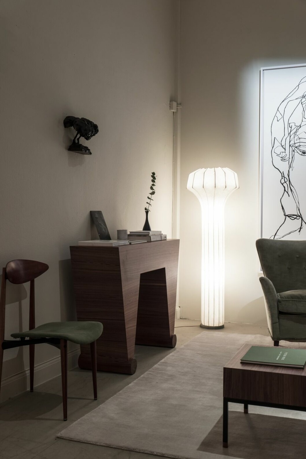 Stol Italienskt 60-tal, väggskulptur Peter Frie, golvlampa Achille Castiglioni.