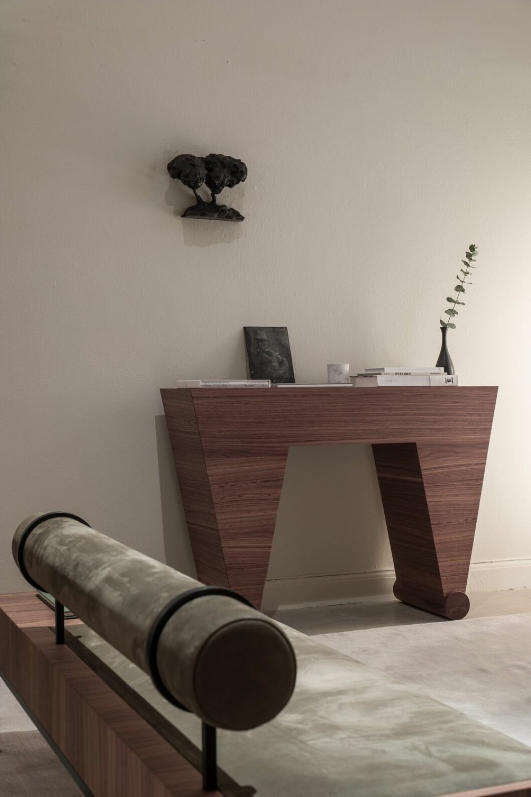 Väggskulptur Peter Frie, foto plåt Johan Strindberg, keramik Carl Harry Stålhane, Mote dofljus från Korea.