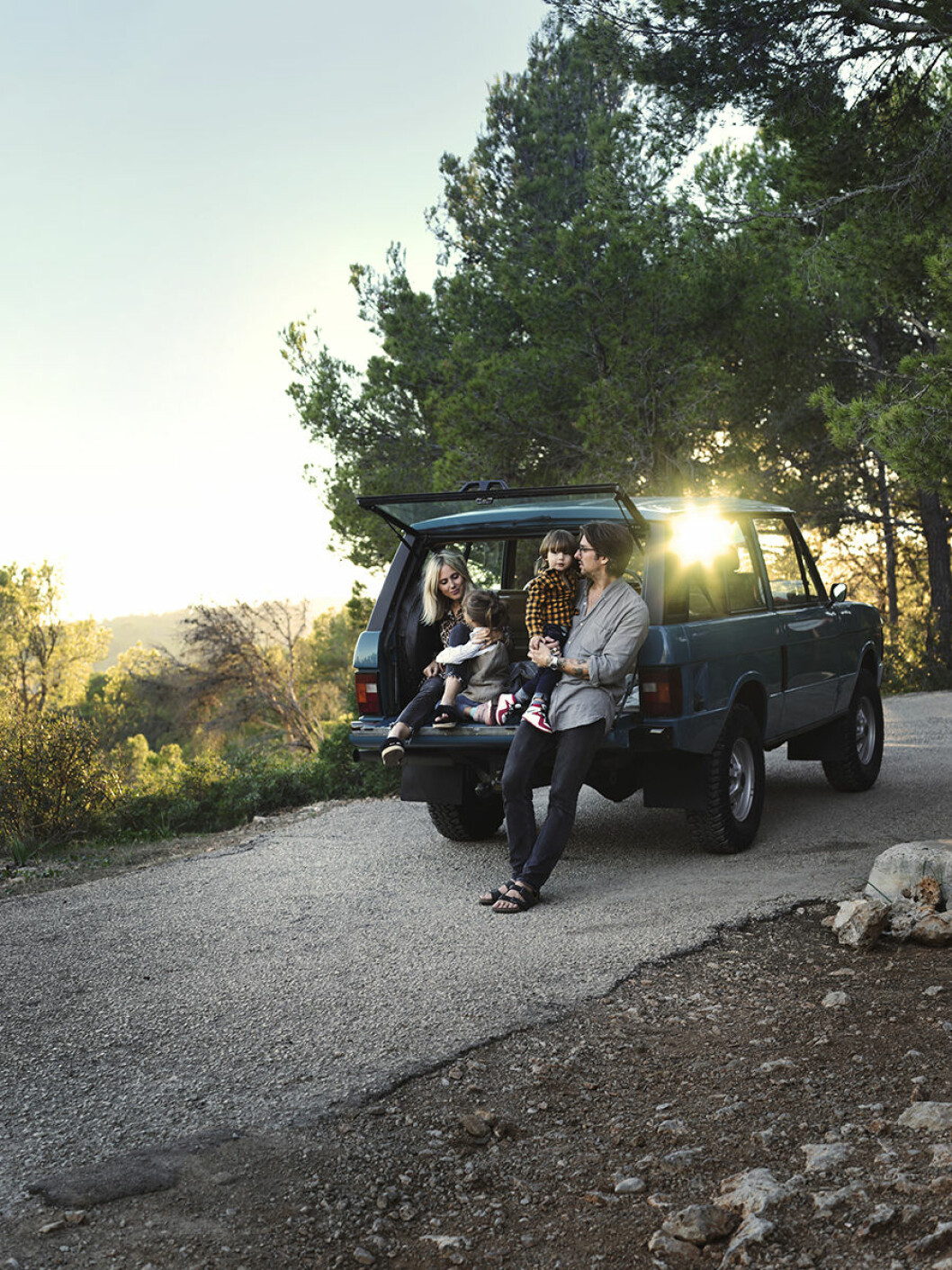 Hela familjen samlad i en ovanlig Range Rover Classic 1981 på en utsiktsplats utanför huset. dusty deco Mallorca range rover
