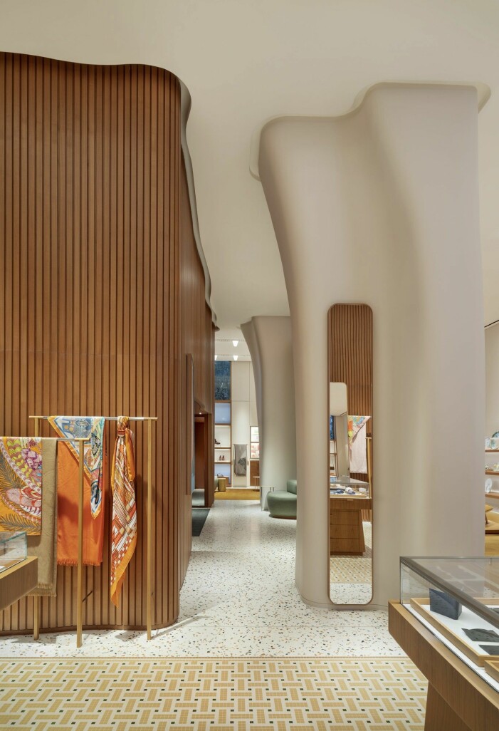 Böljande träväggar som hos finske desigikonen Alvar Aalto. Hermèsbutiken i Stockholm