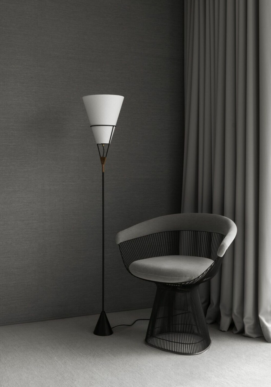 Saras och Mattias sovrum är tapetserat med linnetapeter med struktur. På golvet ligger en tjock heltäckningsmatta. Golvlampa Vice versa, Carl Auböck, och Platner side chair från Knoll.