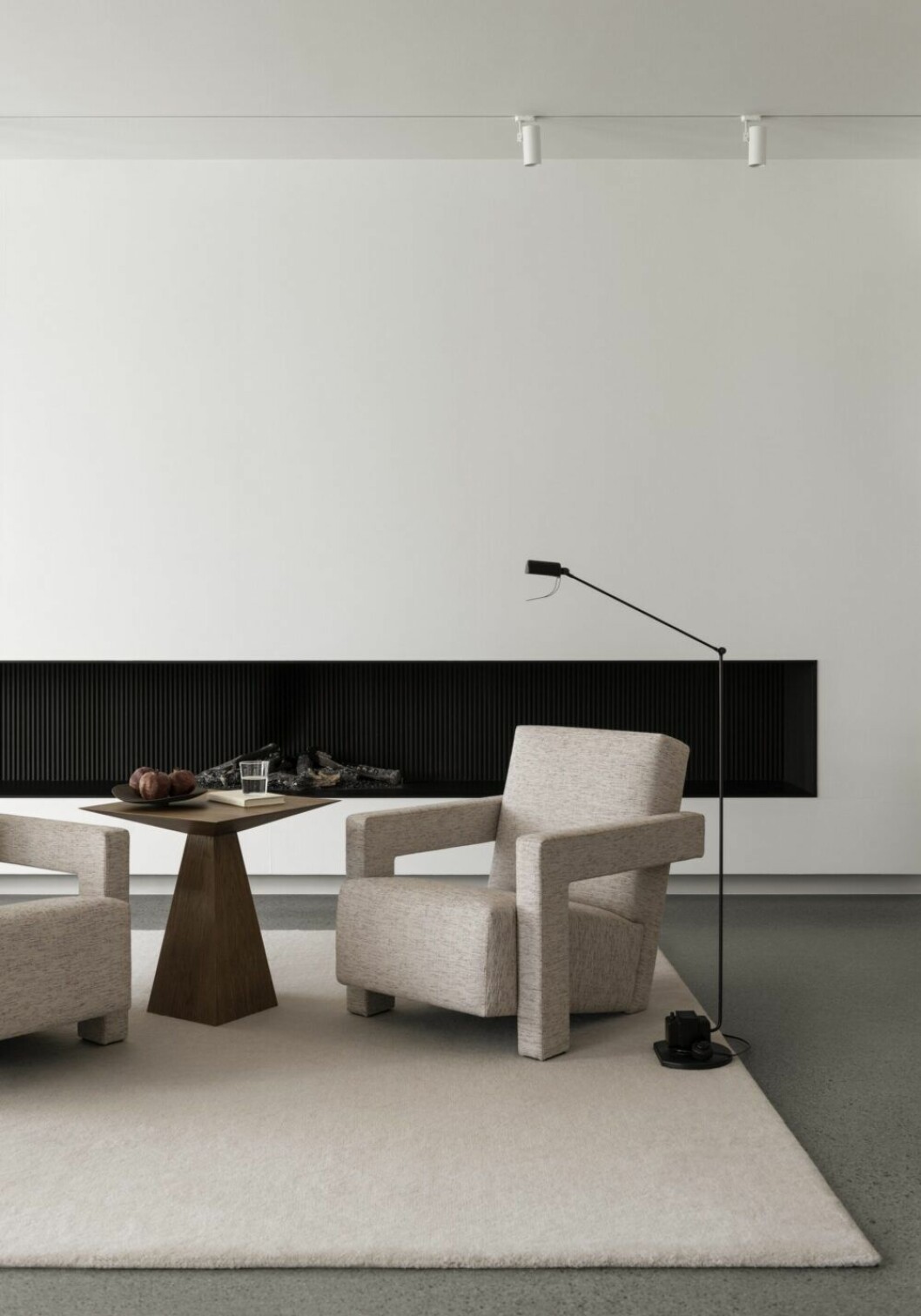 Loungen mellan matsal, kök och vardagsrum är en favoritplats. Fåtöljer Utrecht, Cassina, och bord SFS01 från Liljencrantz x KFK master cabinet makers.