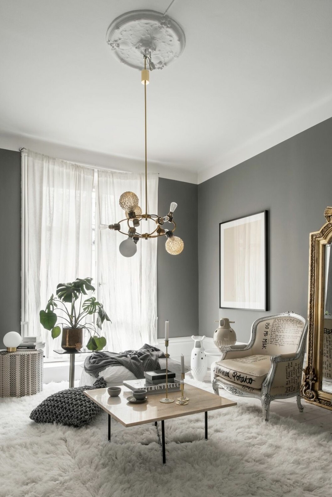 Matta från Layered, soffbord från Ox denmarq, sittpuffar från Gervasoni och Bolon, kruka från Tom Dixon. Taklampa köpt vintage<br>i Berlin.