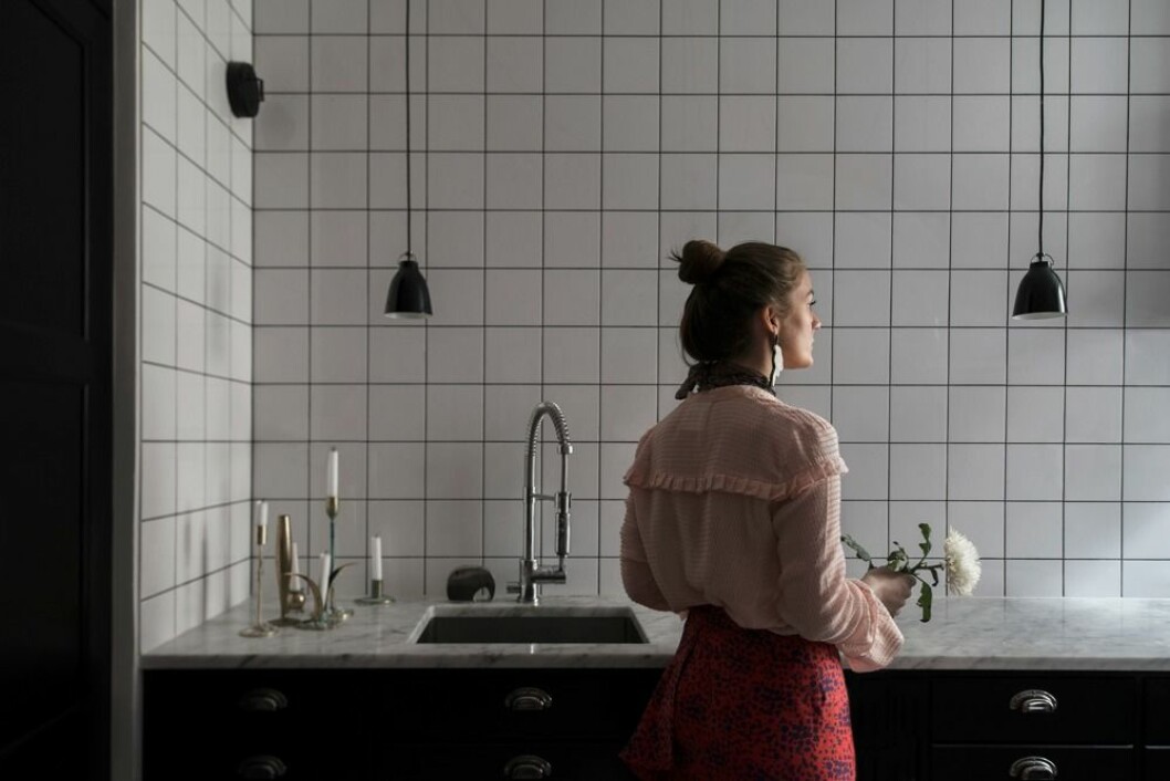 Köket är just nu Linns favoritplats i lägenheten. Kök från Ikea, ljusstakar vintage.