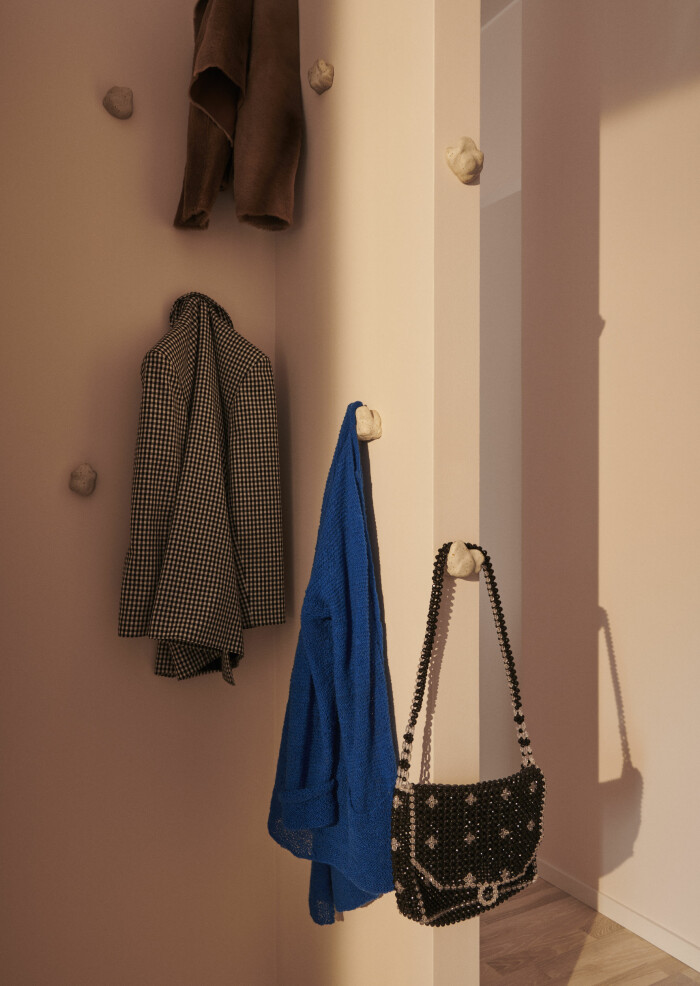 Med roliga knoppar på väggen blir hallen ett kul blickfång och som en installation av snygga väskor och kavajer. Linnéa Salmén inreder med loppis tillsammans med Riksbyggen knopp hall