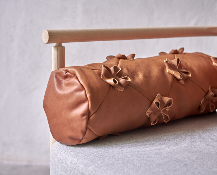 Lisa Hillands kudde Meadow av spillbitar av läder från Gemlas produktion. Lisa, som är utbildad på Saint Martin’s college i London, kan som vanligt inte låta bli att plocka in sitt kunnande i mode. Kudden blir ett bevis på design med inslag av mode! Lisa Hillands kudde Meadow