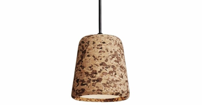 Liten pendellampa med skärm i kork. Liten pendellampa med skärm i kork.