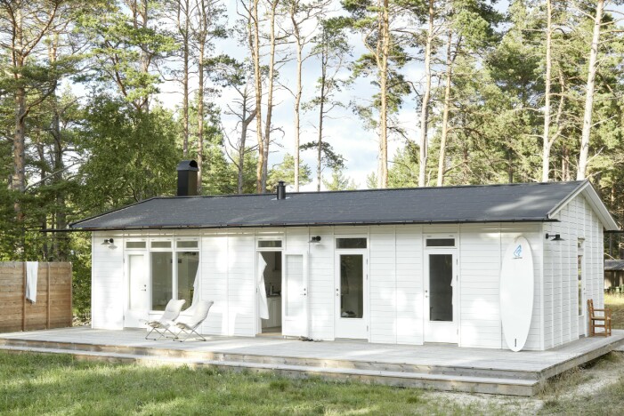 Gunnar Hollström är arkitekten bakom flera småhus på Fårö, varav ett var en av förebilderna till Anna och Petters vita, långa enplanshus. Liten sommarstuga på Fårö.