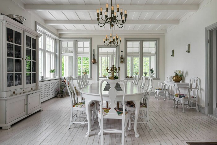 Matsalens inredning går, likt villans arkitektur, i jugendstilens tecken. Ljus härlig matsal.