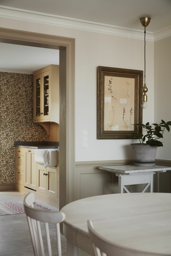 Paret Maugesten fick göra om allt, i huset fanns ingenting som minde om svunna tider kvar. Precis allt är nygjort tillsammans med arkitekten Fredrik Rosenhall. Alla nya snickerier och paneler målades i en ljus, kola-aktig färg. Ljusa paneler hemma hos Anne Maugesten