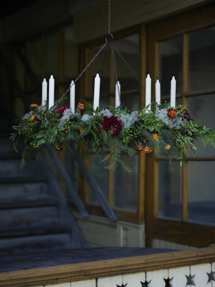ljuskrona med granris och blommor julen 2020