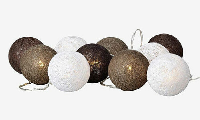 Ljusslinga med bruna och vita bollar från Markslöjd