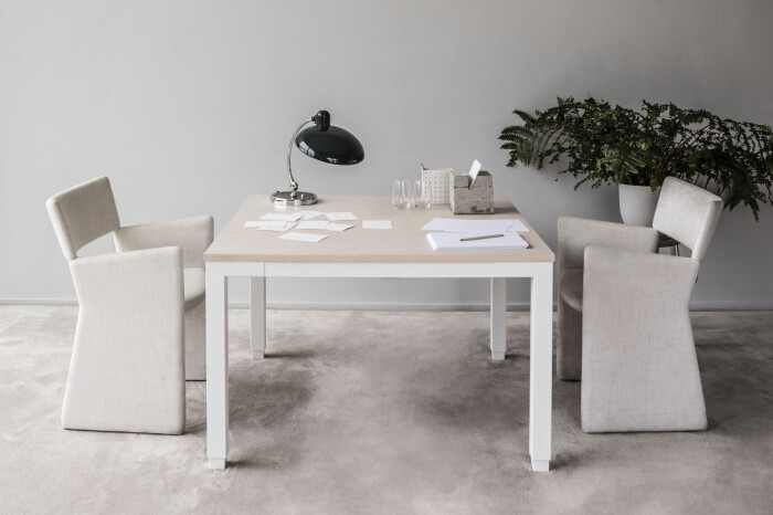 ljust skrivbord som är höj och sänkbart från high-end av swedstyle