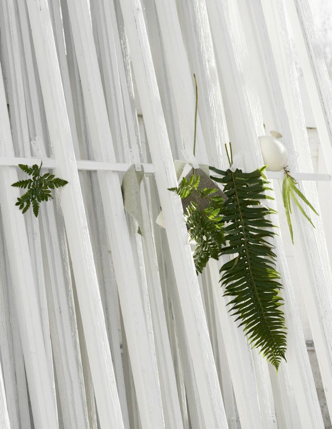 Tygprover, Astrid textiles. Liten aloeplanta, Christoffers Blommor. Vit keramikvas, Berndt Friberg, 9 800:-, Bacchus antik. Lotta Agaton styling Rosendal_2_2