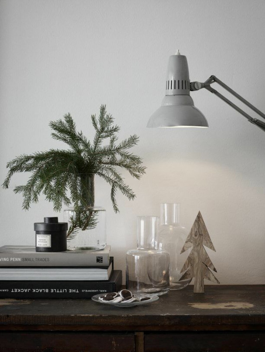Ljus, Mad et Len, 620:-, Lotta Agaton shop. Vas i bakgrunden, Carina Seth Andersson för Hope, 495:-. Karaff med granris, Ponny av Carina Seth Andersson, 590:-, Skrufs. Trägran, Andrea Brugi, 250:-, Lotta Agaton shop, fat, med mintkyssar, och skrivbordslampa, loppis. Lotta agatons jul residence_6
