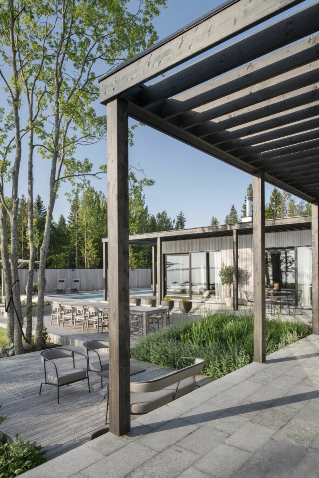 Loungemöbler Arholma, design Alexander Lervik. Djurö stolar och bord i teak, design Matilda Lindblom och Resö-stolar och bord, design Matilda Lindblom.