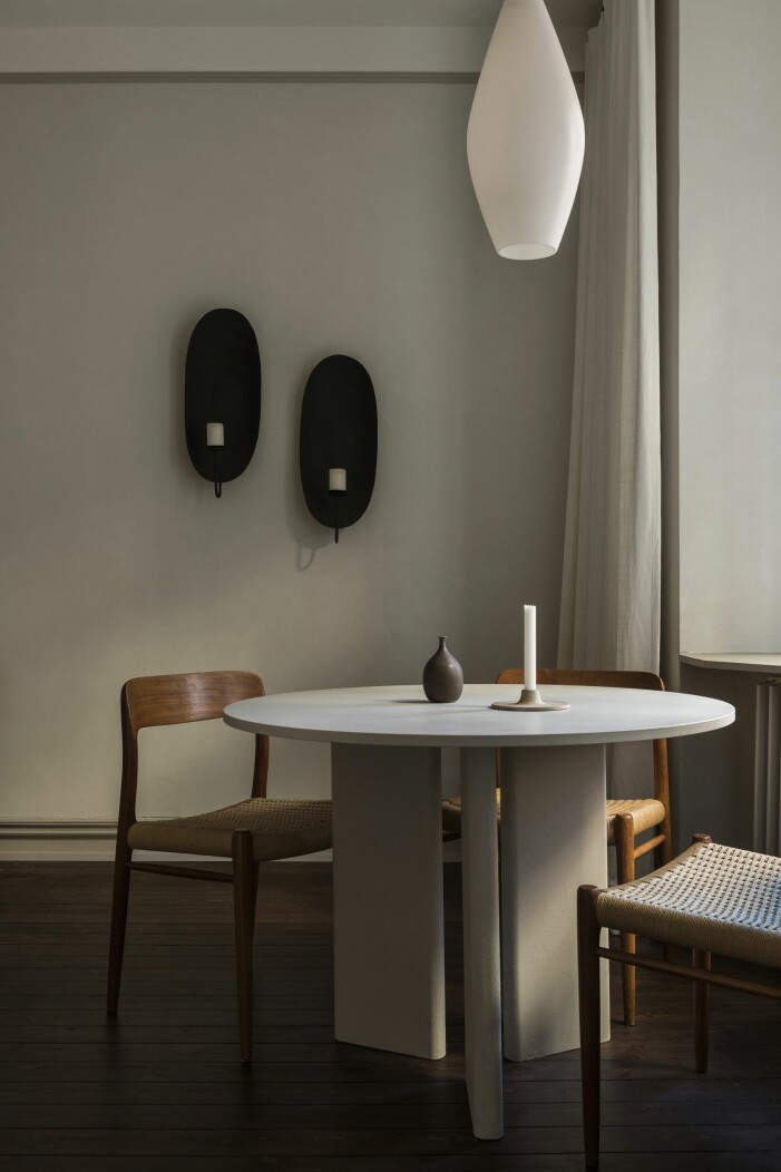 Bord formgivet av Lovisa, matstolar av Niels Otto Møller, vägglampetter och taklampa vintage samt vas arvegods. Matbord formgivet av Lovisa, matstolar av Niels Otto Møller