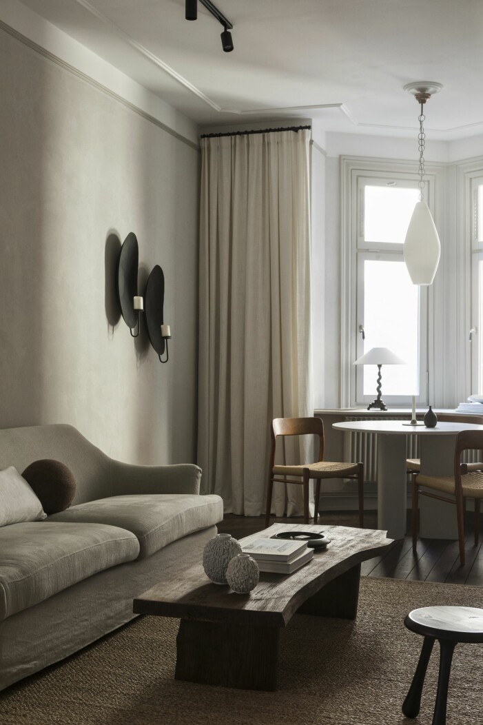 Matbord och soffbord gjorda av Lovisa, stolar av Niels Otto Møller, vägglampetter och taklampa vintage, gardiner från Gotain. Vardagsrum med matbord och soffbord gjorda av Lovisa Häger, stolar av Niels Otto Møller.