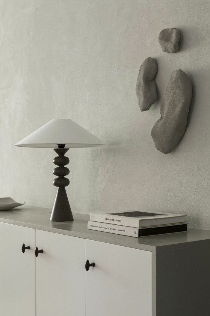 Lampa från Zara home med skärm från Watt & veke, väggskulptur av Lovisa Häger. Lampa från Zara home med skärm från Watt & veke, väggskulpturer av Lovisa Häger.
