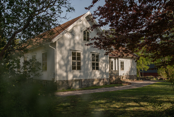Bild från artikeln<a target="_blank" href="https://www.residencemagazine.se/hemma-hos/skolan-fran-sekelskiftet-fick-nytt-liv/7808180"> Skolan från sekelskiftet fick nytt liv – Daniel och Lovisas renoveringsresa.</a> Lovisa och Daniels ödehus i Ölvingstorp – skola från sekelskiftet