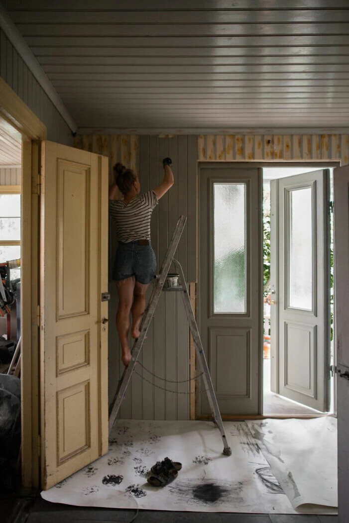 Residence bloggerska <a target="_blank" href="https://www.instagram.com/lovisafurubo/?hl=en" class="">Lovisa Furubo</a> köpte nyligen en sekelskiftesskola i Ölvingstorp och målar genomgående med linoljefärg. Färgen i entrén heter <span class=" italic" data-lab-italic_desktop="italic">Hastingsgrå</span> och kommer från <span class=" italic" data-lab-italic_desktop="italic">Ottosson färgmakeri.</span> Lovisa Furubo målar med linoljefärg